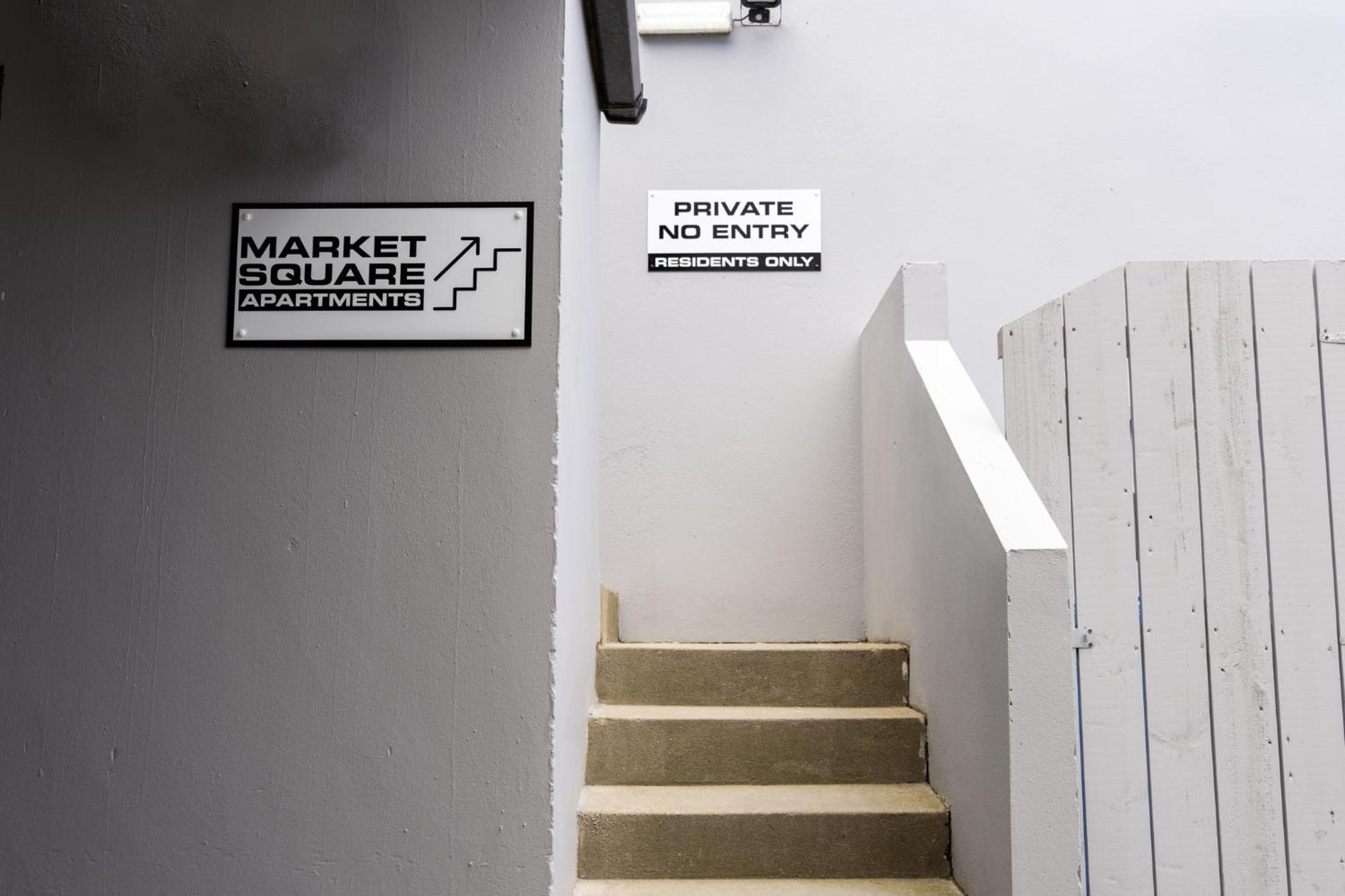 Market Square Apartments Бушмілс Екстер'єр фото